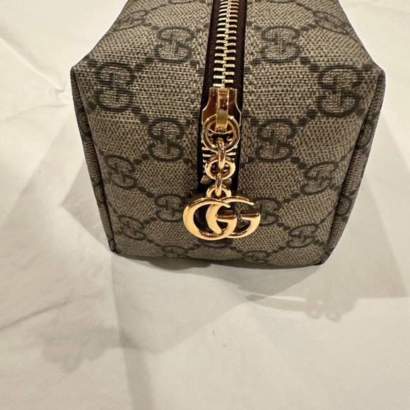 NWT Gucci cosmetic bag - Picture 3 of 9